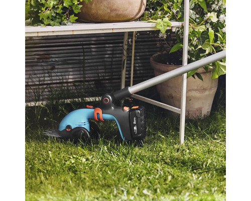 Akkuschere zum Schneiden von Rasenkanten im Garten.