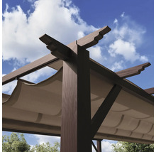 Detailansicht einer Holzpergola mit Stoffdach vor blauem Himmel