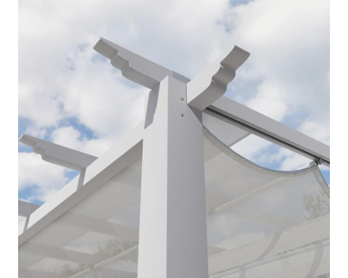 Detailansicht einer weißen Pergola mit Sonnenschutz