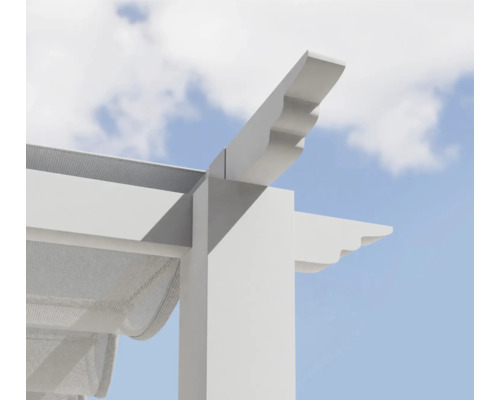 Detailansicht einer weißen Pergola vor einem Himmel mit Wolken
