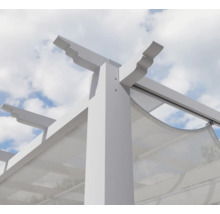 Detailansicht einer weißen Gartenpergola mit Stoffdach vor blauem Himmel