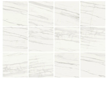 Mehrere weiße Fliesen mit Marmoroptik.