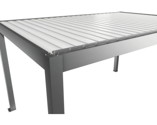 Detailansicht einer Aluminium Terrassenüberdachung mit Lamellen