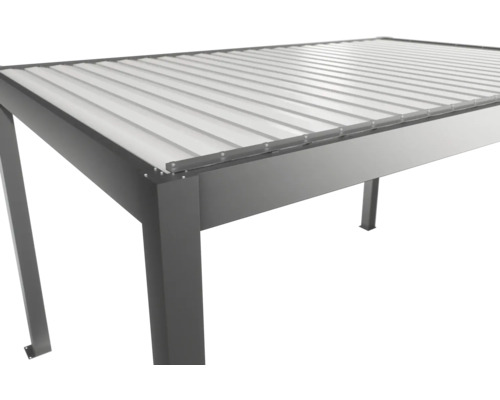Detailansicht einer Terrassenüberdachung mit Aluminiumrahmen und Lamellendach
