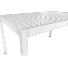 Detailansicht einer weißen Gartenlaube mit Lamellendach