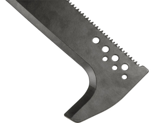 Nahaufnahme einer Axtklinge mit gezackter Kante und Löchern