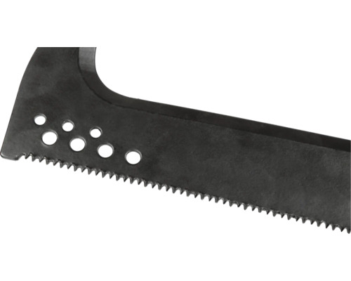 Nahaufnahme eines Metallsägeblatts mit gezackter Kante und mehreren Löchern.