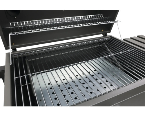 Offener Holzkohlegrill mit Grillrosten.