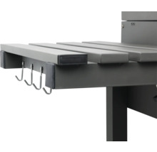 Detailansicht eines Grilltisches mit Hakenleiste