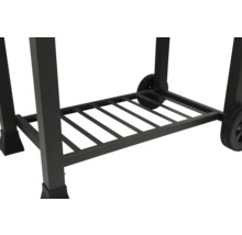 Detailansicht eines Grillwagens mit Rädern und Ablagefläche