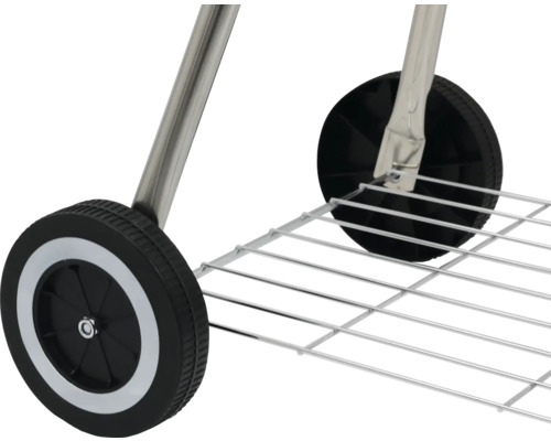 Detailansicht von Rädern und Ablagerost eines Grillwagens.