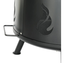 Detailansicht einer Feuerstelle mit Flammenmuster, Griff und Standbeinen.