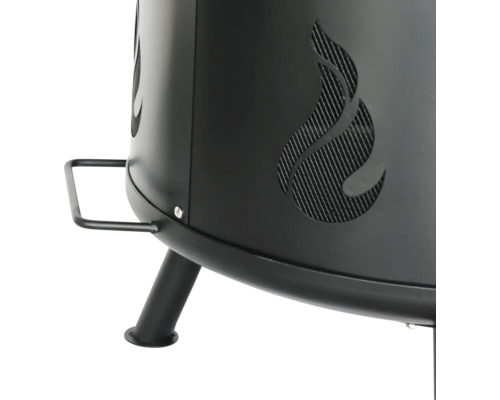 Detailansicht einer Feuerstelle mit Flammenmuster, Griff und Standbeinen.