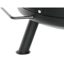 Detailansicht eines schwarzen Grills mit Bein und Griff