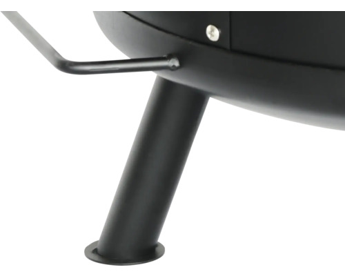 Detailansicht eines schwarzen Grills mit Bein und Griff
