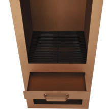 Detailansicht eines Grills mit Grillrost und Schublade.