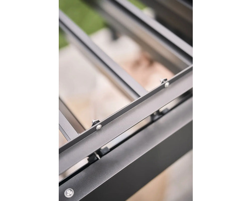 Detailansicht eines Metallrahmens mit Schrauben