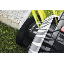 Detailansicht eines Rasenmähroboters mit Kantenmähfunktion, einer Bürste, einem Display und einem Bedienfeld