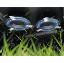 Nahaufnahme der Mähfunktion eines Rasenmähers mit rotierenden Messern