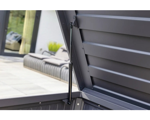 Detailansicht einer geöffneten Aufbewahrungsbox mit Gasdruckfeder