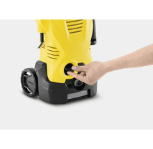 Kärcher Hochdruckreiniger im Detail mit Hand am Verschluss