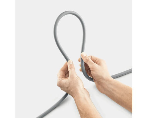 Eine graue Schlauchleitung wird von zwei Händen gehalten.