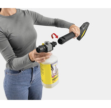 Eine Person befestigt einen Schaumsprüher an einer Kärcher Hochdruckreinigerpistole mit Universalreiniger.