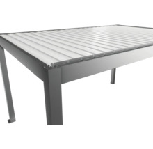 Detailansicht einer Terrassenüberdachung mit Aluminiumrahmen und lichtdurchlässigen Paneelen