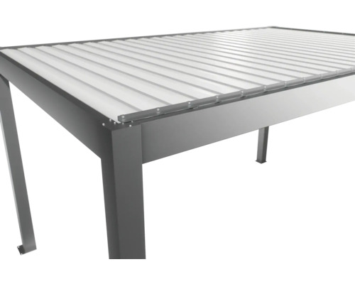 Detailansicht einer Terrassenüberdachung mit Aluminiumrahmen und lichtdurchlässigen Paneelen