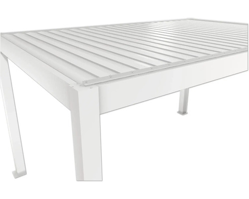 Detailansicht eines weißen Terrassendachs mit Lamellen