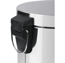 Detailansicht eines Treteimer-Deckels und -Mechanismus aus Metall