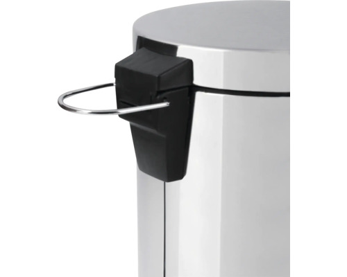 Detailansicht eines Treteimers mit Pedal und Metalleffekt