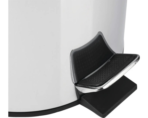 Detailaufnahme eines Treteimers mit Fußpedal