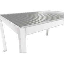 Detailansicht einer weißen Terrassenüberdachung mit Lamellendach