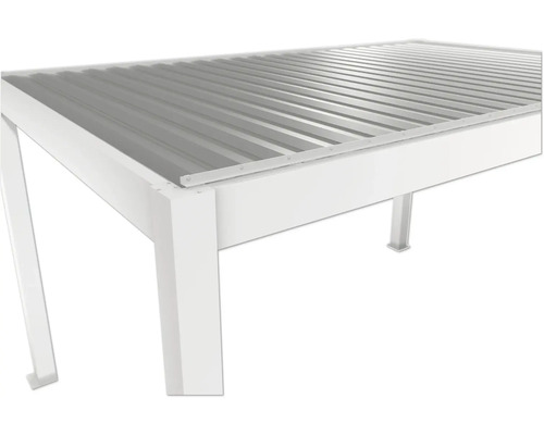 Detailansicht einer weißen Terrassenüberdachung mit Lamellendach