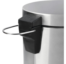 Detailansicht eines Treteimer-Deckels mit Pedalmechanismus aus Metall.