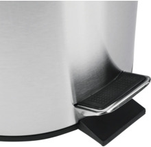 Detailansicht eines Edelstahl-Tretabfallbehälters mit Fußpedal