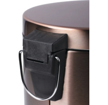 Detailaufnahme eines Abfallbehälters mit Pedalmechanismus aus Metall.