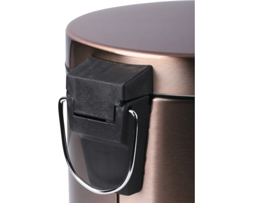 Detailaufnahme eines Abfallbehälters mit Pedalmechanismus aus Metall.