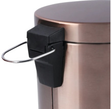 Detailansicht eines Tretabfalleimers mit Tragegriff