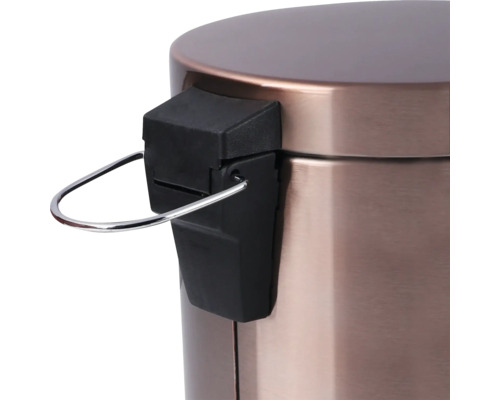 Detailansicht eines Tretabfalleimers mit Tragegriff