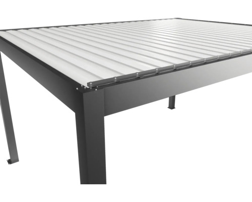 Detailansicht einer grauen Terrassenüberdachung mit Lamellendach.