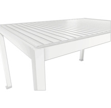 Detailansicht eines weißen Gartentisches mit Lamellenstruktur