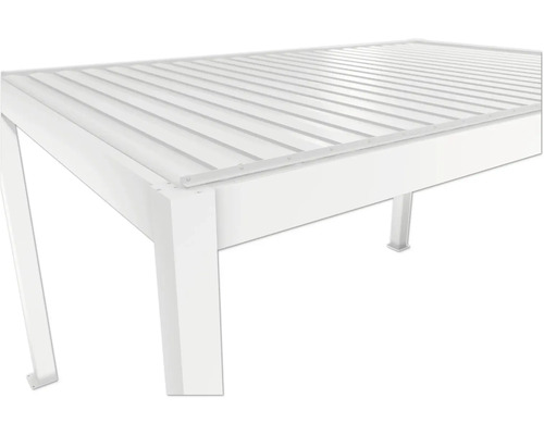 Detailansicht eines weißen Gartentisches mit Lamellenstruktur