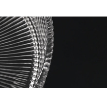 Nahaufnahme eines transparenten, gewellten Kunststoffpaneels