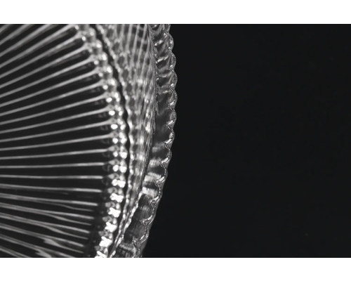 Nahaufnahme eines transparenten, gewellten Kunststoffpaneels