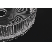 Detailaufnahme einer durchsichtigen Glasschale mit gerippter Textur