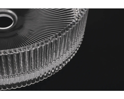 Detailaufnahme einer durchsichtigen Glasschale mit gerippter Textur