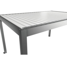 Detailansicht einer Terrassenüberdachung mit Lamellen