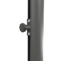 Detailaufnahme eines Sonnenschirmständers mit Feststellschraube